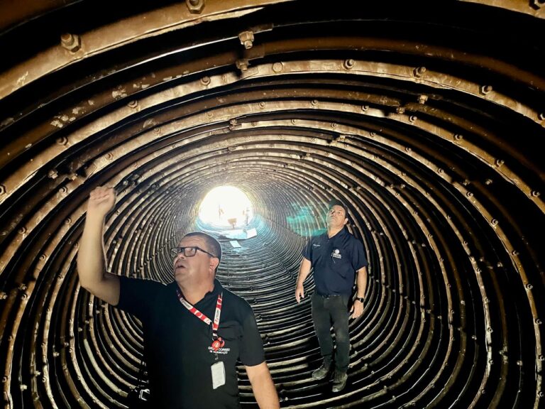 Dentro do túnel, equipe do Correio avalia o local central onde a depressão está ocorrendo  | Foto: Reprodução