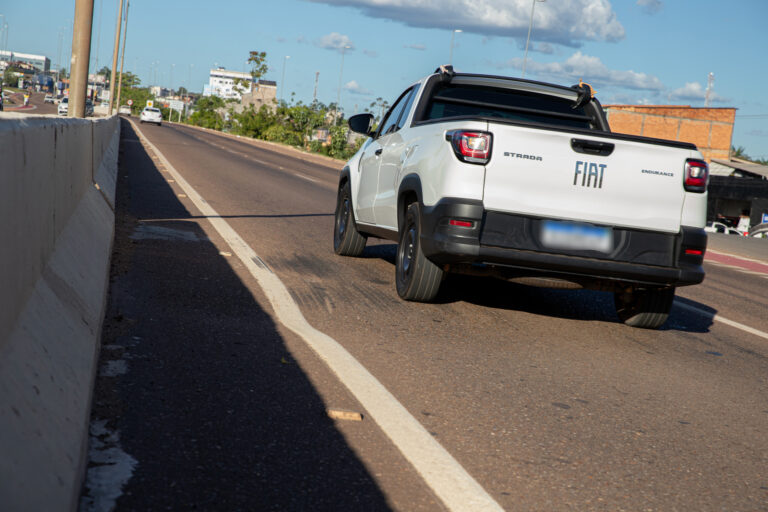 Veículo passa sobre a depressão e sente o solavanco que pode causar acidente a qualquer momento  | Foto: Reprodução