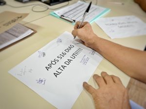 Mensagens de carinho foram deixadas pela equipe médica e disciplinar ao garotinho | Foto: HRAS