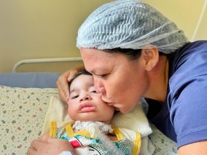 Mãe do Josué, Conceição Costa de Jesus, é só alegria com a alta do menino | Foto: HRAS
