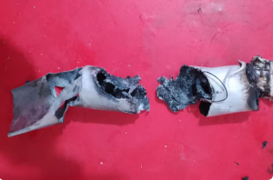 Objeto não identificado cai do céu, atinge telhado e assusta moradores, no bairro Náutica III, em São Vicente (SP) — Foto: Michel Ramos dos Santos