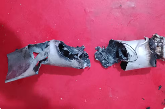 Objeto não identificado cai do céu, atinge telhado e assusta moradores, no bairro Náutica III, em São Vicente (SP) — Foto: Michel Ramos dos Santos