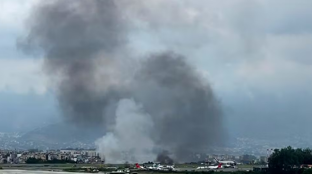 Fumaça no Aeroporto Internacional de Tribhuvan, em Katmandu, Nepal, após acidente com avião de pequeno porte — Foto: Agniia Galdanova / AP Photo