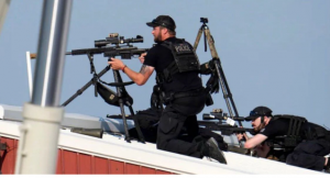 Trump é baleado em comício por jovem de 20 anos, posteriormente morto pelo Serviço Secreto | Foto Reprodução