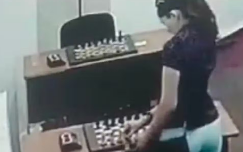 Momento em que jogadora é flagrada envenenando peças — Foto: Reprodução