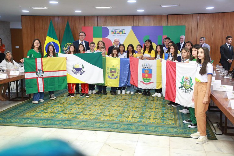 Estudantes e representantes das escolas com 10 pontos no Ideb 2023 apresentaram suas experiências educacionais para o presidente Lula e o ministro Camilo Santana. Foto: Luís Fortes/MEC 4 13.jpg