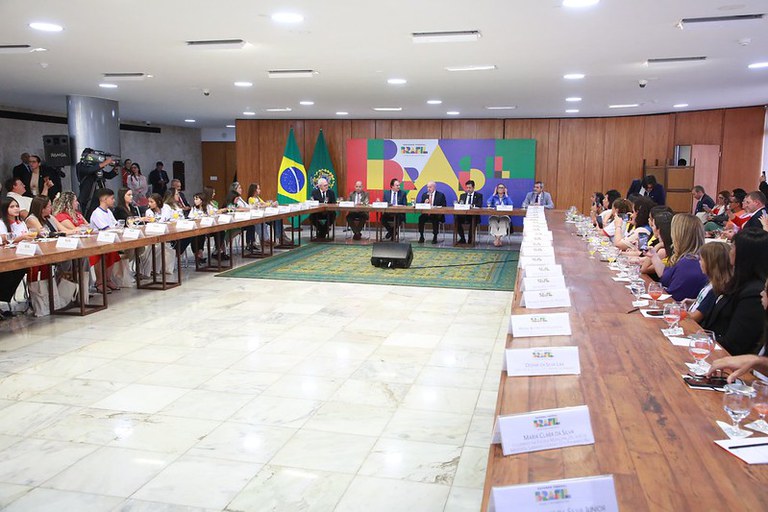 Estudantes e representantes das escolas com 10 pontos no Ideb 2023 apresentaram suas experiências educacionais para o presidente Lula e o ministro Camilo Santana. Foto: Luís Fortes/MEC 4 13.jpg