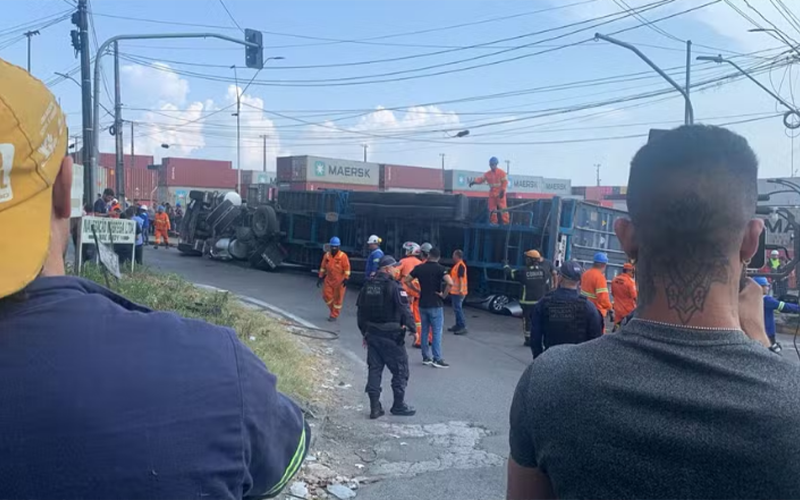 Carreta tomba e esmaga carro em rua de Manaus. — Foto: Ciana Lobato/Rede Amazônica