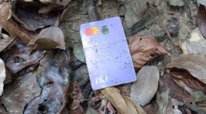 Cartão de banco com o nome da vítima encontrado no local