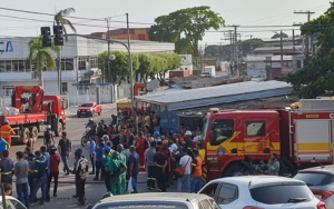 Carreta esmagou carro após tombar em acidente na Zona Sul de Manaus. — Foto: Raimundo Cardoso/Rede Amazônica