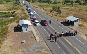 Manifestantes indígenas protestam contra o marco temporal na BR-174 (Foto: CIR)