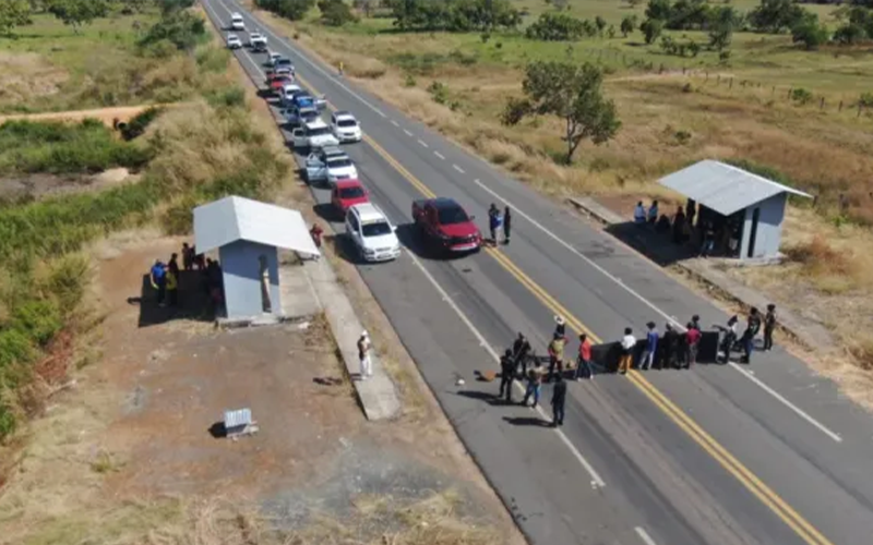 Manifestantes indígenas protestam contra o marco temporal na BR-174 (Foto: CIR)