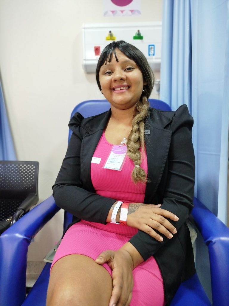 Luciana-Coelho-paciente-oncológica-realizou-sua-ultima-sessão-de-quimioterapia-no-HRSP.-Celebrou-com-os-18-anos-do-Hospital.-Fotografia-Ascom.jpg