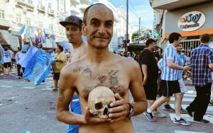 Gabriel Aranda, torcedor do Racing, com o crânio do avô Valentin Aguilera durante as comemorações do título argentino de 2019 (Foto: Reprodução/X, ex-Twitter)