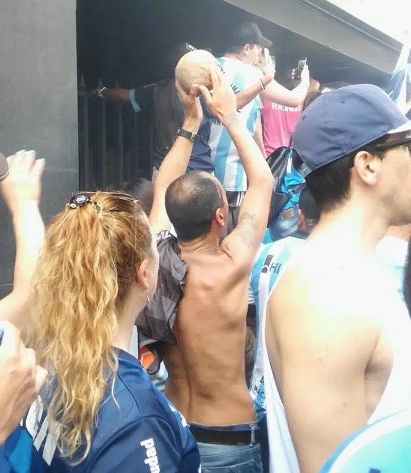 Gabriel Aranda, torcedor do Racing, com o crânio do avô Valentin Aguilera durante as comemorações do título argentino de 2019 (Foto: Reprodução/X, ex-Twitter)