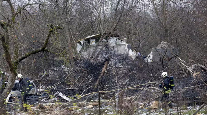 Avião cai em cima de casa perto de aeroporto na Lituânia — Foto: Mindaugas Kulbis/AP