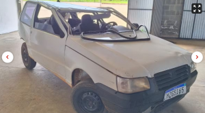 Carro ficou com diversos danos — Foto: Keli Cristina de Paula