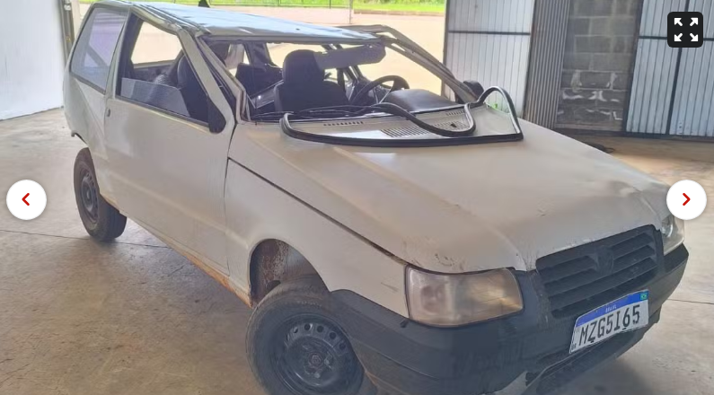 Carro ficou com diversos danos — Foto: Keli Cristina de Paula