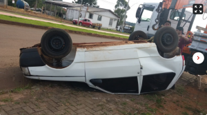 Carro ficou com diversos danos — Foto: Keli Cristina de Paula