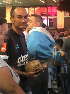 Gabriel Aranda, torcedor do Racing, com o crânio do avô Valentin Aguilera durante as comemorações do título argentino de 2019 (Foto: Reprodução/X, ex-Twitter)