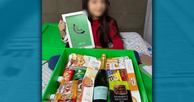 Criança que recebeu um kit por ter faturado R$ 100 mil na Kiwify. — Foto: Reprodução/Instagram