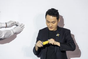 Empresário come banana da obra de arte que ele comprou por R$ 37 milhões - Justin Sun, que ultrapassou as licitações de seis outros, comeu a obra de arte durante uma conferência de imprensa, em Hong Kong.  © Getty Images