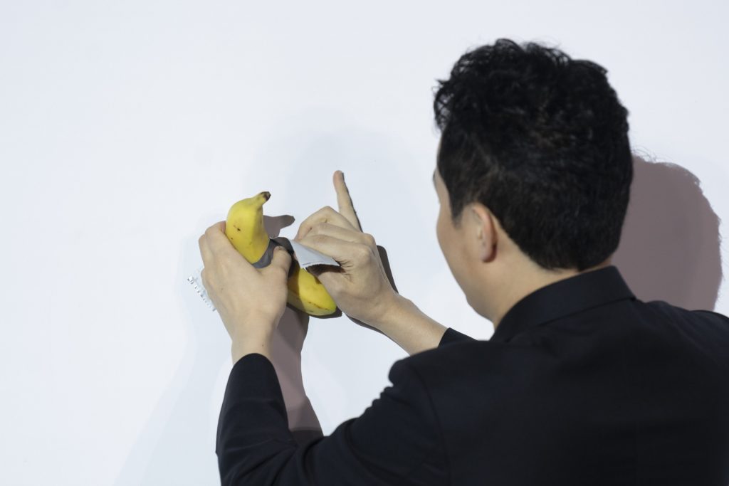 Empresário come banana da obra de arte que ele comprou por R$ 37 milhões - Justin Sun, que ultrapassou as licitações de seis outros, comeu a obra de arte durante uma conferência de imprensa, em Hong Kong. © Getty Images