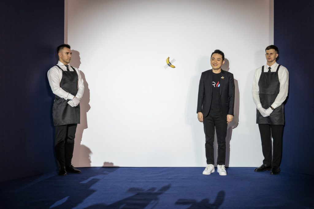 Empresário come banana da obra de arte que ele comprou por R$ 37 milhões - Justin Sun, que ultrapassou as licitações de seis outros, comeu a obra de arte durante uma conferência de imprensa, em Hong Kong. © Getty Images