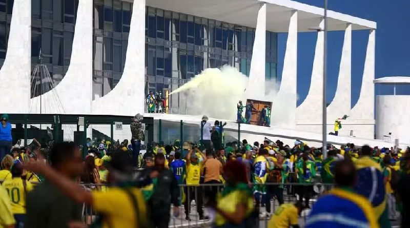 Grupo em atos golpistas em Brasília (DF) em 8 de janeiro de 2023 — Foto: Marcelo Camargo/Agência Brasil