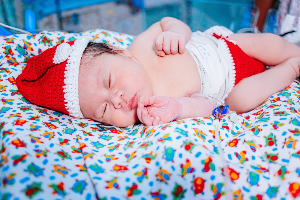 Ensaio de Natal com bebês internados no HRSP. Fotografia Nubia Suriane