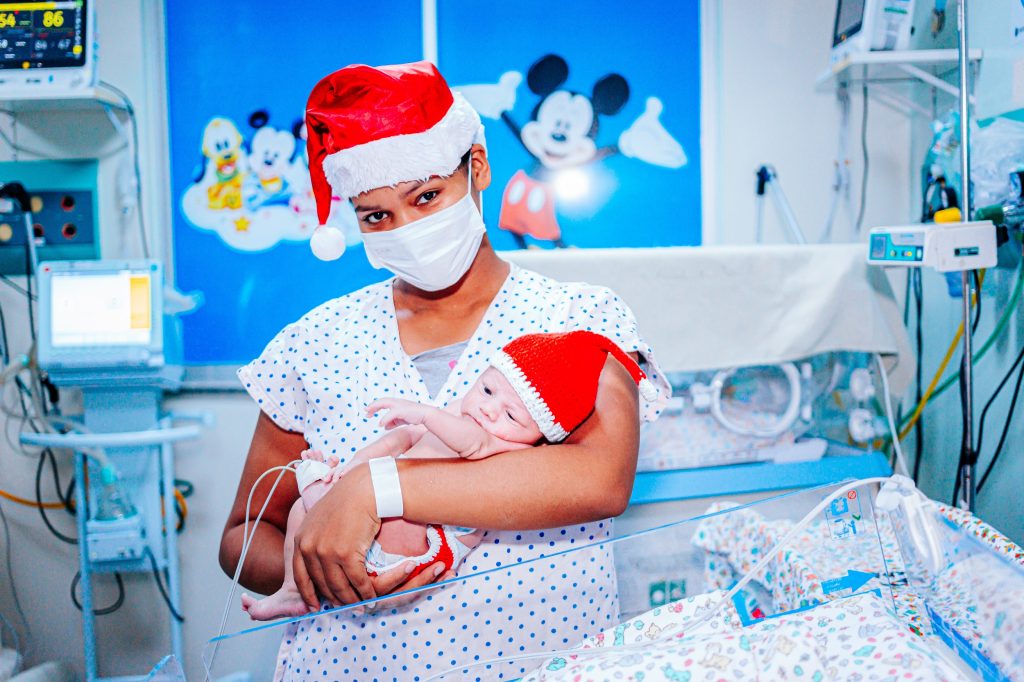 Ensaio de Natal com bebês internados no HRSP. Fotografia Nubia Suriane