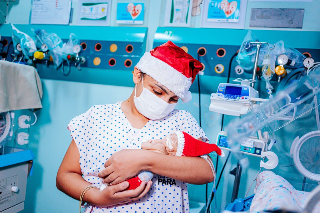 Ensaio de Natal com bebês internados no HRSP. Fotografia Nubia Suriane