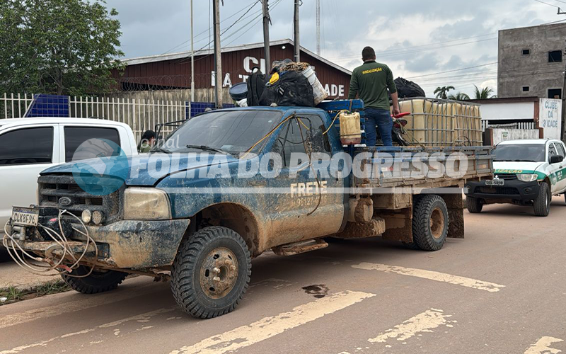 Secretaria de Meio Ambiente fiscaliza o veiculo apreendido.