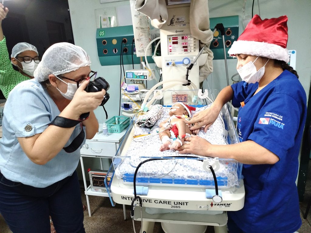 Ensaio de Natal com bebês internados no HRSP. Fotografia Nubia Suriane