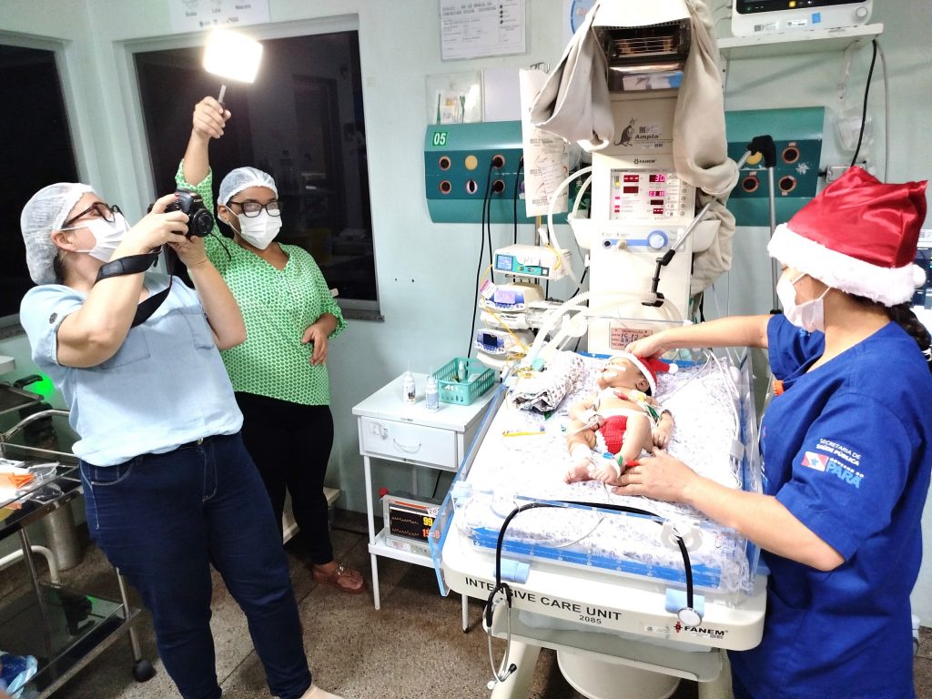 Ensaio de Natal com bebês internados no HRSP. Fotografia Nubia Suriane