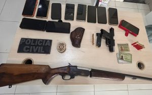 Armas e celulares apreendidos na F4000