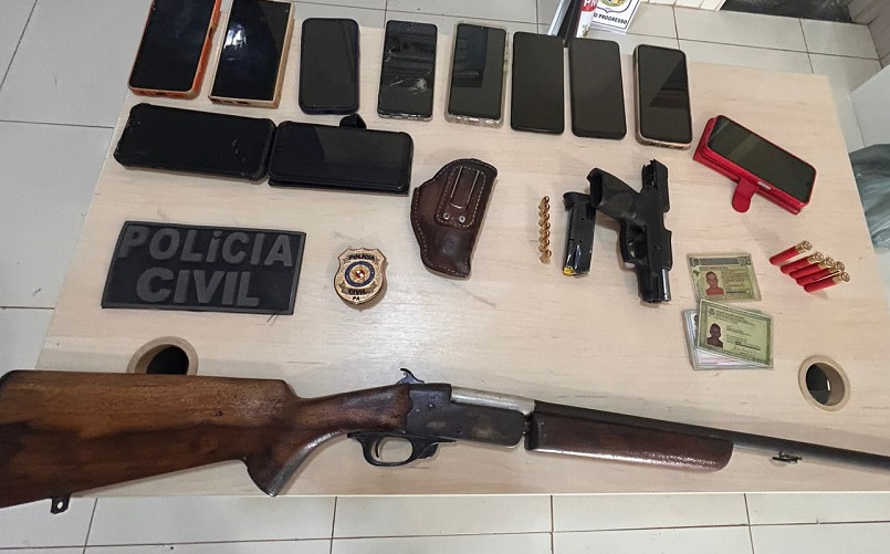 Armas e celulares apreendidos na F4000