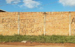 A cada fofoca, 15 pauladas", diz pichação do Comando Vermelho em Barcarena (PA)