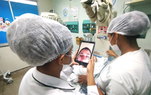 O Projeto Janelas de Afeto do HRSP aproxima pacientes de familiares distantes. Fotografia Ascom