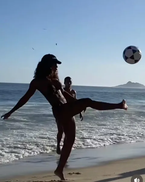 MC Rebecca brilha jogando altinha na praia do Rio de Janeiro | Foto: instagram/Mc Rebeca