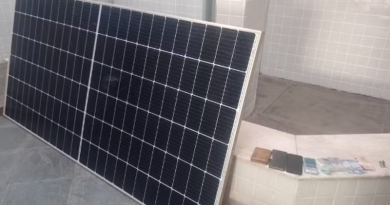 Placa solar que foi furtada de loja foi encontrada no bairro Nova República — Foto: Polícia Militar/Divulgação
