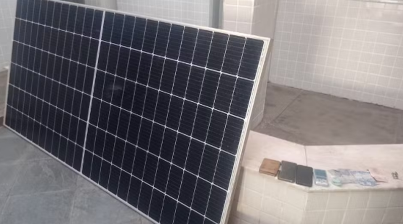 Placa solar que foi furtada de loja foi encontrada no bairro Nova República — Foto: Polícia Militar/Divulgação
