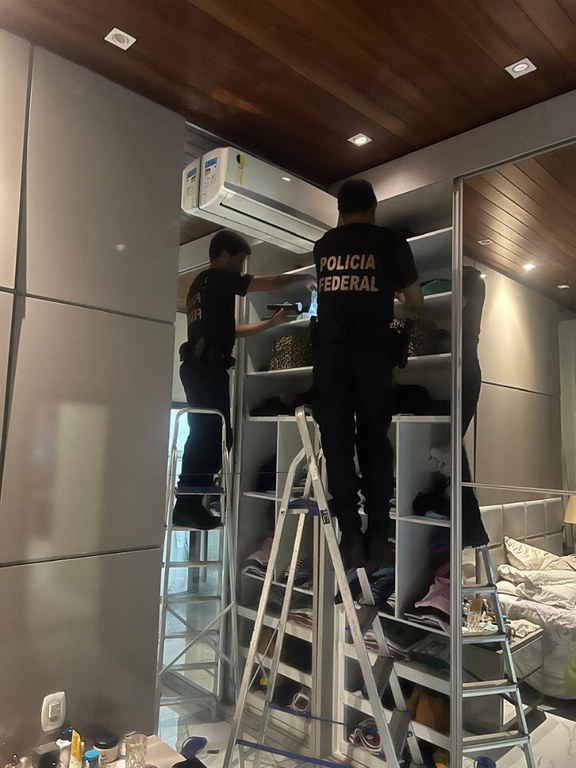 Foram apreendidos dispositivos eletrônicos, documentos, joias, ouro suspeito e veículos de luxo (Foto: Polícia Federal)