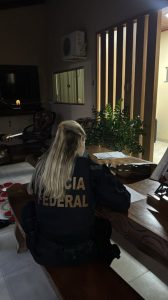 Foram apreendidos dispositivos eletrônicos, documentos, joias, ouro suspeito e veículos de luxo (Foto: Polícia Federal)