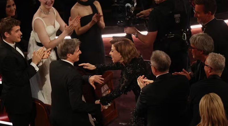 Walter Salles e Fernanda Torres se cumprimentam após anúncio de 'Ainda estou aqui' como melhor filme internacional do Oscar 2025 — Foto: Carlos Barria/Reuters
