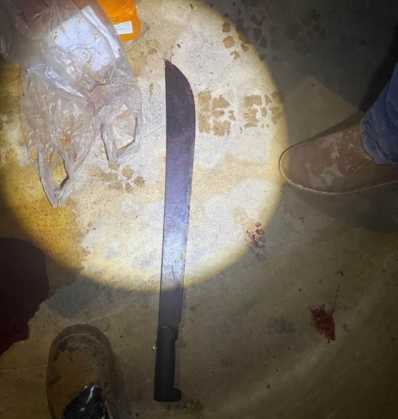 Facão encontrado no local com manchas de sangue (Foto>Divulgação/Policia)