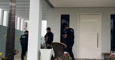 Polícia Civil em residência no bairro Maracanã, em Santarém, para cumprimento de mandado de busca e apreensão — Foto: Polícia Civil / Divulgação