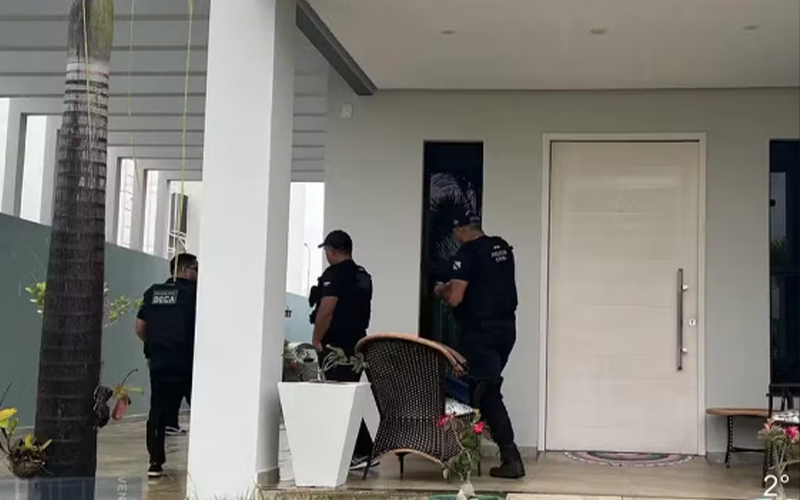 Polícia Civil em residência no bairro Maracanã, em Santarém, para cumprimento de mandado de busca e apreensão — Foto: Polícia Civil / Divulgação