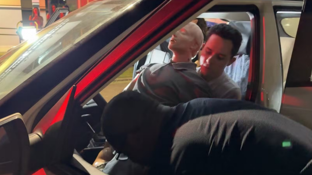 O médico e namorado da vítima Bruno Felisberto do Nascimento Tomiello de 29 anos participa da simulação do crime realizada pela Politec Foto- Reprodução (1)