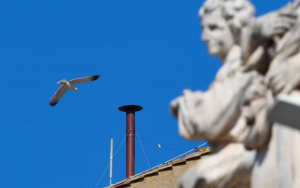 Bombeiros instalam chaminé na Capela Sistina — Foto: Guglielmo Mangiapane/Reuters